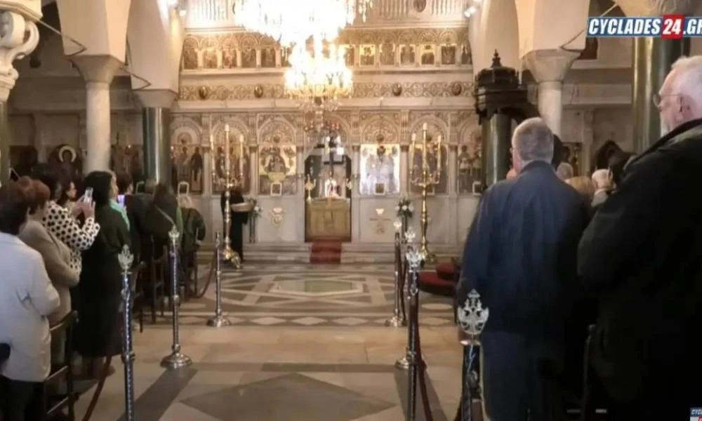 Νάξος: Νέοι ψέλνουν χοροπηδώντας τον ύμνο της Ανάστασης στην Απείρανθο